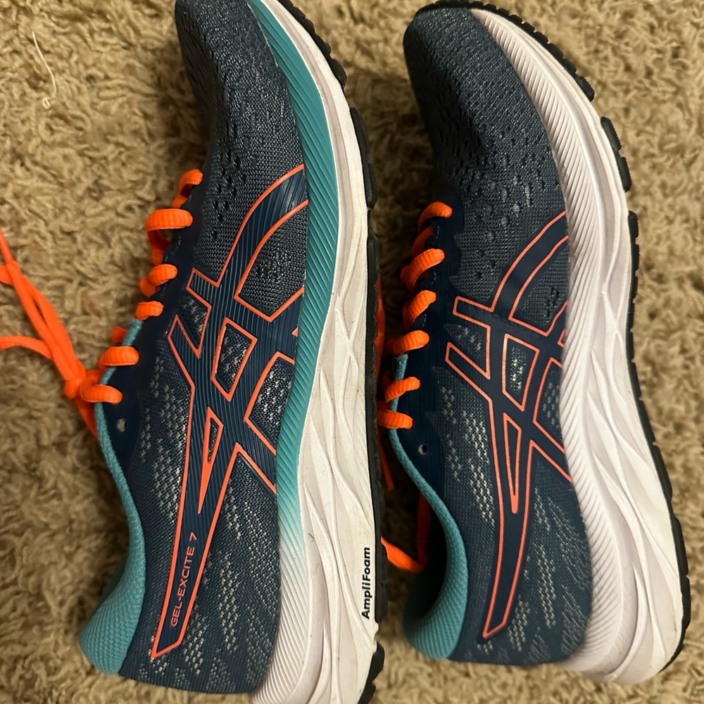 Women’s ASICS ampliFoam tennis shoes size 7.5, like new